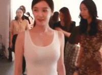 老板和我一起出差 在车上被老板曰了