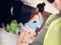 两位闺蜜美女竟然在床上玩、、、、