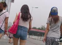 紧身小脚牛仔裤美女诱惑图片欣赏