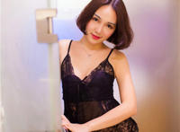 班主任让去补课不想去 班花夹桌子腿陆依依 和班花在游泳池中