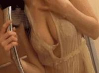 美女身上摸着油动态图 擦油邪恶动态图番号出处gif