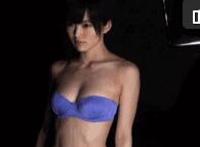 白衣女抖胸图片出处 那张自己吸胸图的出处