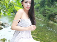 手伸进老师大腿 他褪下了她的衣服 我伸进同桌大腿小说