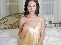 性感美女金色吊带睡衣私房写真