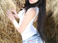 甜美可人模特酥胸美腿性感写真图片