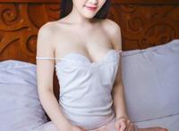 白嫩美胸美女性感私房裸肩人体美女图