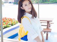 清纯美女夏茉白衬衫豪乳外露诱惑街拍图片