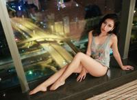 长腿美女模特酒店里随性背心性感写真