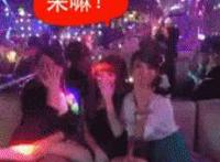 男同桌一直夹女生小腿 同桌让我揉她胸 上课时摸同桌胸图片