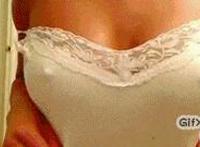 摸后桌的腿她不反抗 上课同桌互相安抚动态图