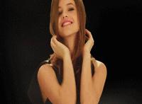 他把手伸到我衬衣里头 老公把手伸到我衣服里 