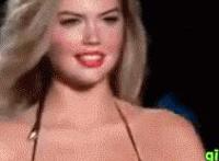 黄衣夹香蕉gif番号 蓝衣服妹子用香蕉 巨乳女香蕉gif出处