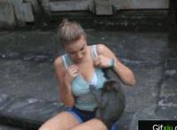 一把抓住你的胸gif：胸大的女生穿衬衫丑图 解衬衫gif