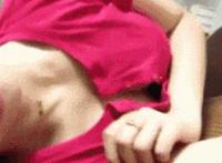 炸胸gif动图：大胸撑开衣服gif图片 用胸把衬衫撑开gif