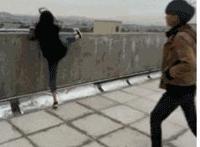 男友让我带狗链 老公给我牵狗链：美女戴上狗链像狗一样爬gif