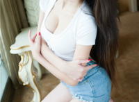 小保母和老头睡觉电视 女保姆陪床玩老头图片 老头找保姆睡觉的照片