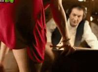 厨房后进动态图：保姆与八十多岁老头 让我一次啪个够的微博gif