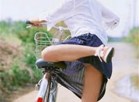 女人穿裙子蹲下走光图 穿裙子去市场走光 商城卖东西走光