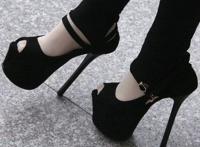 人被高跟鞋踩的图片 金属高跟鞋踩人图片 穿着高跟鞋踩人视频