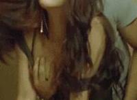 男人把美女的衣裳扒了gif：美女被男人非礼动态图欣赏 男人把美女灌醉图片