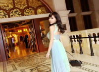 美女走光露底图 美女走光人出丑 穿裙子去市场走光