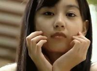 女同学坐我腿上动态图片 女同学夹桌腿的秘密 我看到女同学洗澡