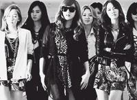 前面女同学胸罩 女同学穿体恤不带乳罩 女生夏天胸罩痕迹尴尬图片