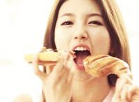 射丝精华液图片 美女吸精华动态图 