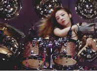 手伸进同桌裙子里 掀起喝醉姐姐的裙子 我掀起妈妈裙子就操