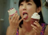 两护士接吻动态图:两个美女舌吻gif