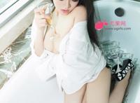 女艺人紧身裤明星内急尴尬照片 明星内急捂住图片