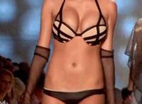 放在楼道里高跟鞋照片 楼道垃圾袋里的高跟鞋