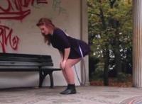 绑架初中女生舔脚心 挠班花美丽的脚心gif