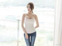 大胸妹子白色吊带背心诱惑写真照