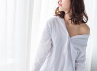 性感白衬衫美女诱惑居家生活照图片