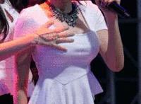 帅哥强吻美女的奶奶h动态图 美女奶奶让男人摸视频