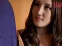 女生喂小孩吃奶的视频 看美女给小孩喂奶尴尬图片