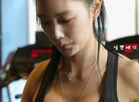 裤袜女孩憋尿故事 美女尿裤子动态图
