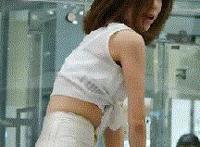 看到初中生袭胸动态图片:女孩袭胸图片