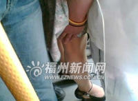 女乘客掏出胯下猥琐图:男子用下体蹭女性视频