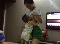 爸爸无意间看到我的胸:爸爸看我喂奶图