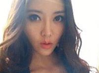 妹子憋不住尿裤子gif:妹子尿到瓶子里动态图