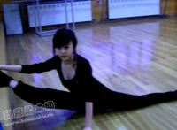 宝贝一字马露底视频:女生一字马会暴露吗