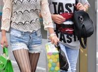 好看的牛仔裤视频街拍:日不落街拍