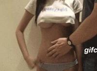 不顾她的挣扎侵占她:他疯狂地占有着她,残忍占有