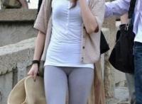 女性白裤子能看到内裤:女生勒得太紧图片