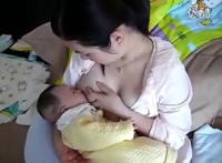 母乳挤奶图片:用手挤奶图片大全,挤奶门完整版