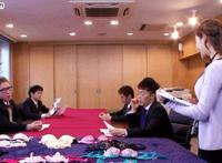 抵我到墙角猛抽不止:唔唔被抵在车座上,抵在门上疯狂进入