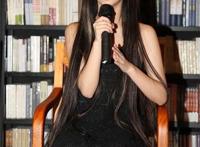 小彩旗忘穿内裤照:女生穿裙子里面穿什么