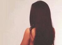 我看了妈妈的下面照片:爸爸为什么压着妈妈